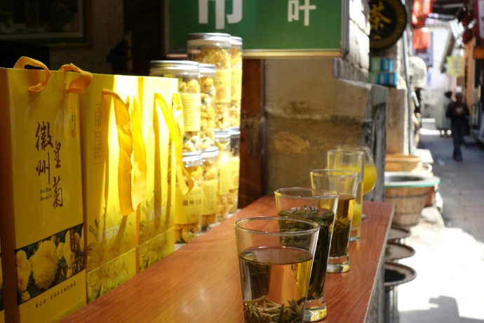 Tea glasses and bags in a sunny shop.